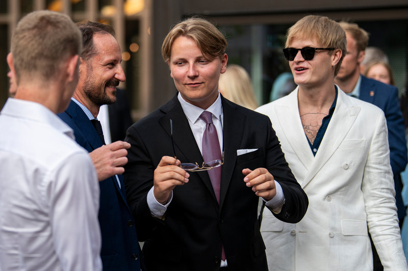 Marius Borg Høiby (till höger) tillsammans med kronprins Haakon och prins Sverre Magnus i Oslo i juni 2023. Fyra månader senare våldtog Høiby enligt åtalet en kvinna under en privat resa till Lofoten med prins Haakon.