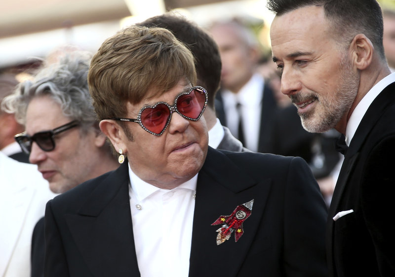 Elton John och David Furnish stämmer Daily Mail för grova intrång i privatlivet. Arkivbild.
