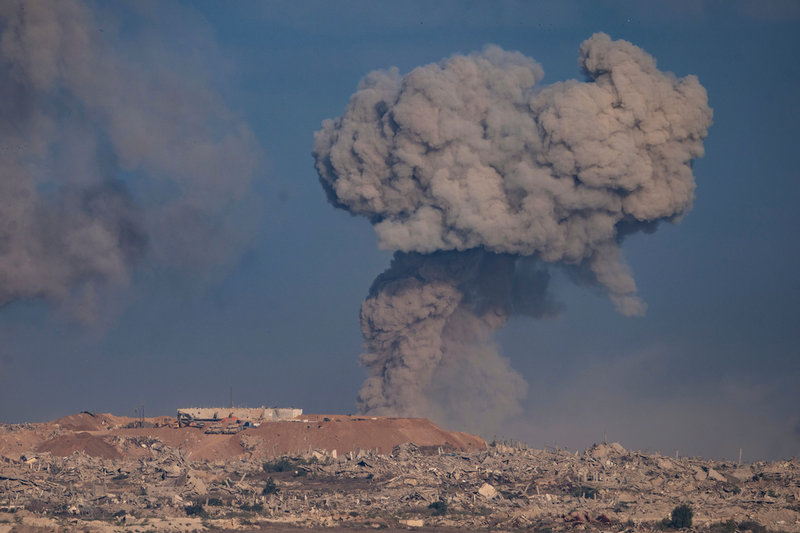 Rök stiger efter ett israeliskt anfall i norra Gazaremsan. Enligt FN har 90 procent av alla byggnader i Gaza förstörts i det snart två år gamla kriget. Arkivbild.