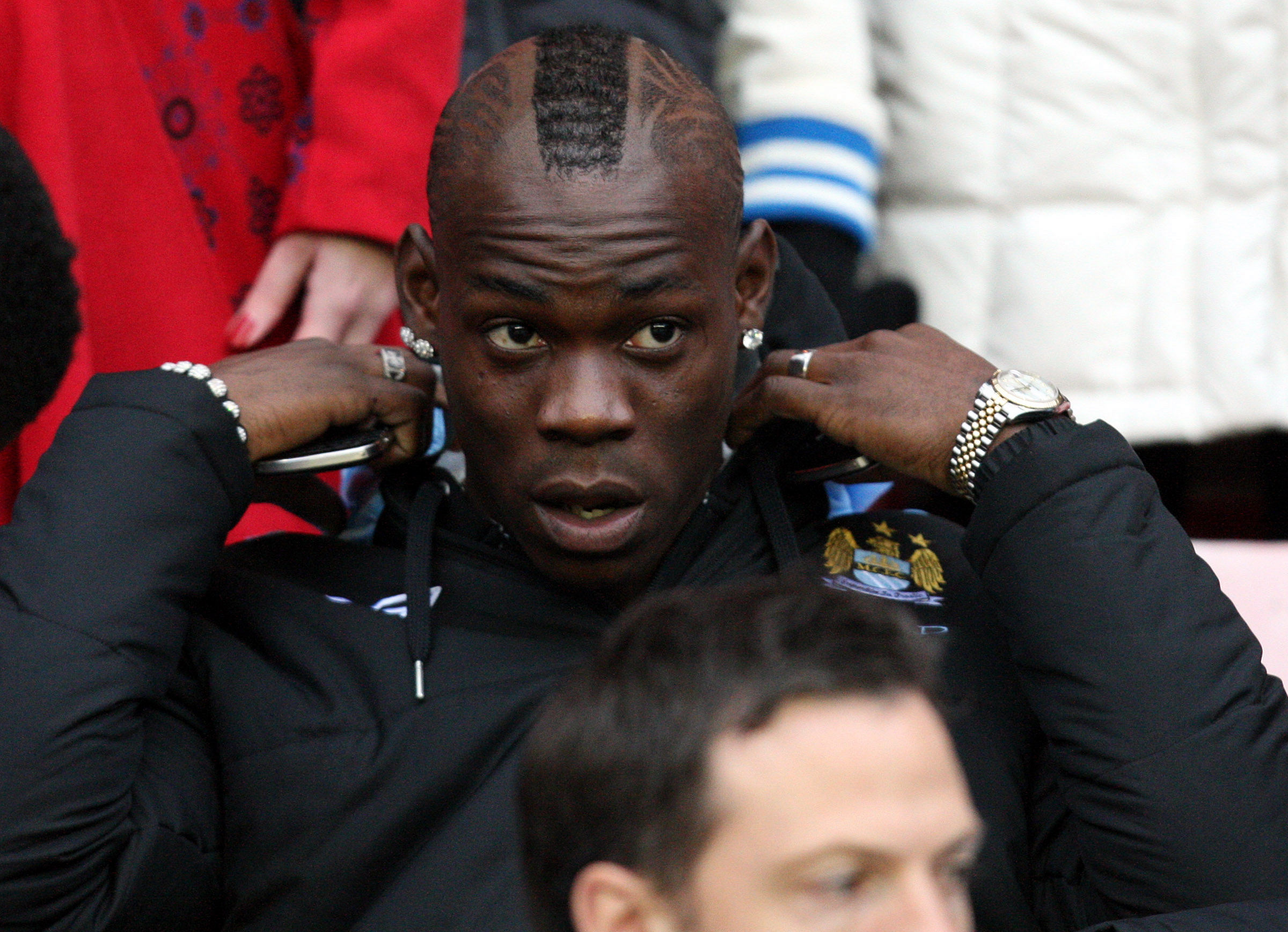 Mario Balotelli gjorde många hårda satsningar mot Arsenal i söndags. Extra ful var stämplingen rätt på Alexandre Songs knä, men italienaren klarade sig undan gult kort. Två gula hann han däremot fixa innan matchen var slut och blev utvisad. Mario Balotelli gjorde många hårda satsningar mot Arsenal i söndags. Extra ful var stämplingen rätt på Alexandre Songs knä, men italienaren klarade sig undan gult kort. Två gula hann han däremot fixa innan matchen var slut och blev utvisad.