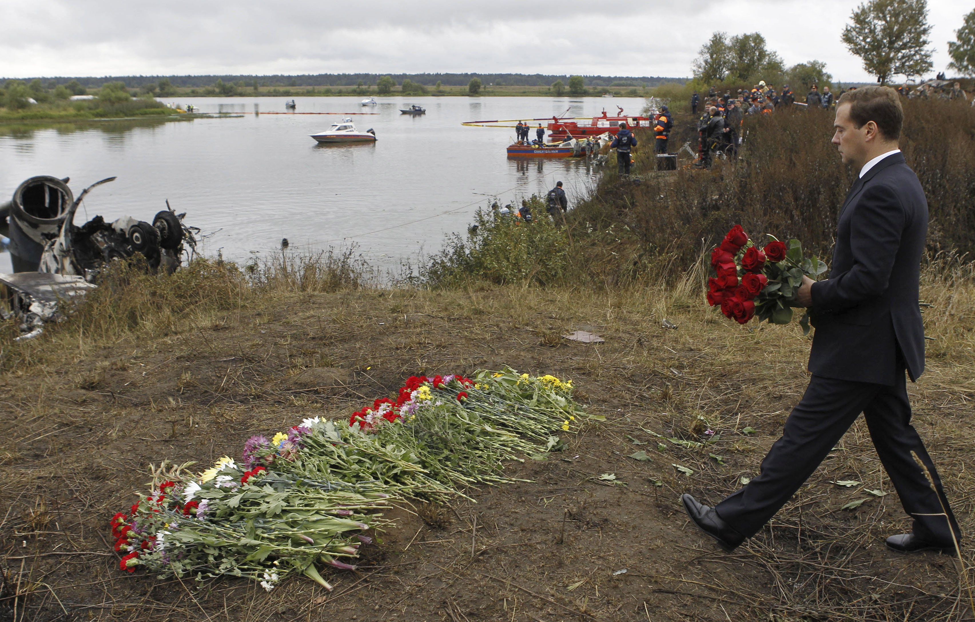 Dimtrij Medvedev la rosor på en minneslund invid olycksplatsen.
