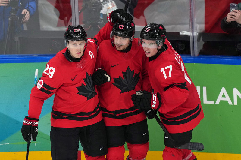 Macklin Celebrini (17), Nathan MacKinnon (29) och San Reinhart (13) jublar efter ett mål mot Finland i semifinalen.