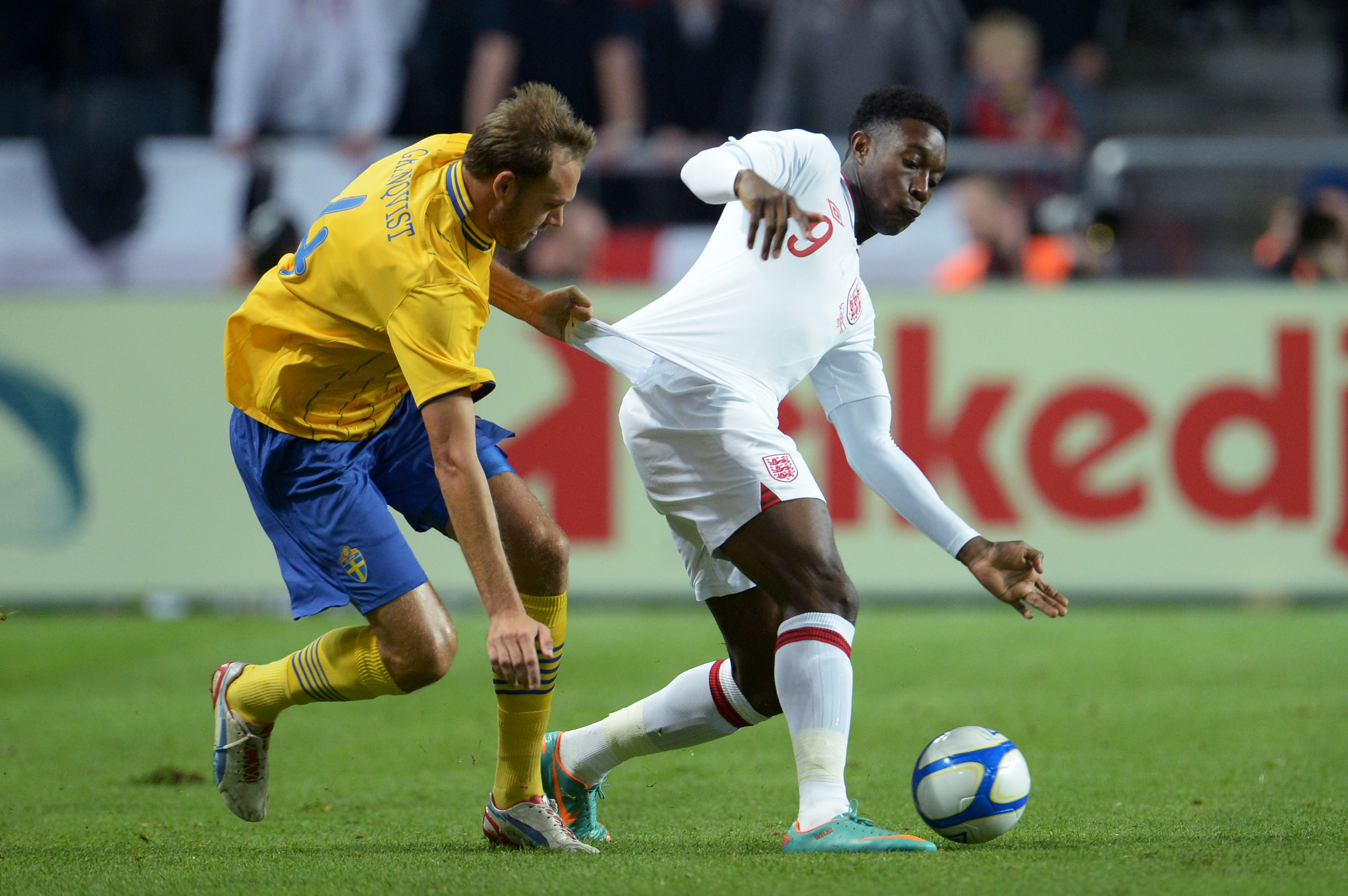 Andreas Granqvist försöker få stopp på Danny Welbeck. Andreas Granqvist försöker få stopp på Danny Welbeck.