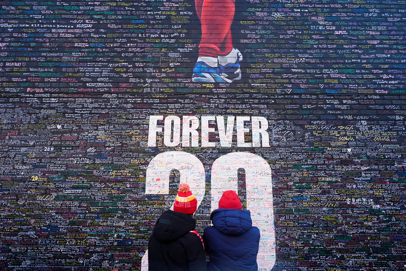 Fans framför en väggmålning till minne av Diogo Jota utanför Liverpools hemmaarena Anfield, inför lördagens Premier League-match mellan Liverpool och Wolverhampton.