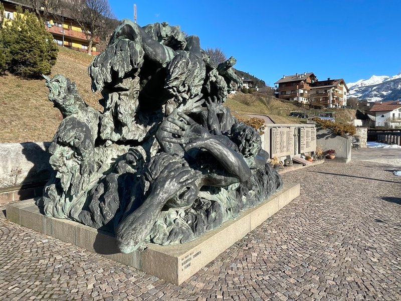 I italienska Tesero, där längdtävlingarna avgörs i OS, hedras offren för dammkatastrofen i Stava 1985 med ett monument.