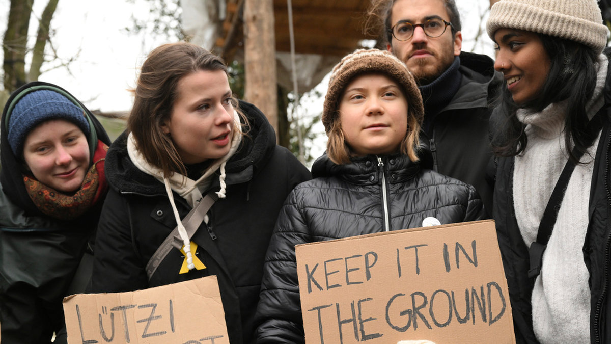 Den svenska klimataktivisten Greta Thunberg, trea från vänster besöker aktivister som protesterar i den tyska orten Lützerati.