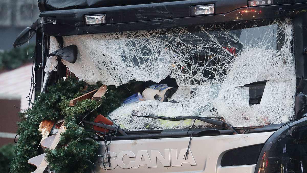 Han satt död i förarhytten när lastbilen körde rakt in i en julmarknad i Berlin. 
