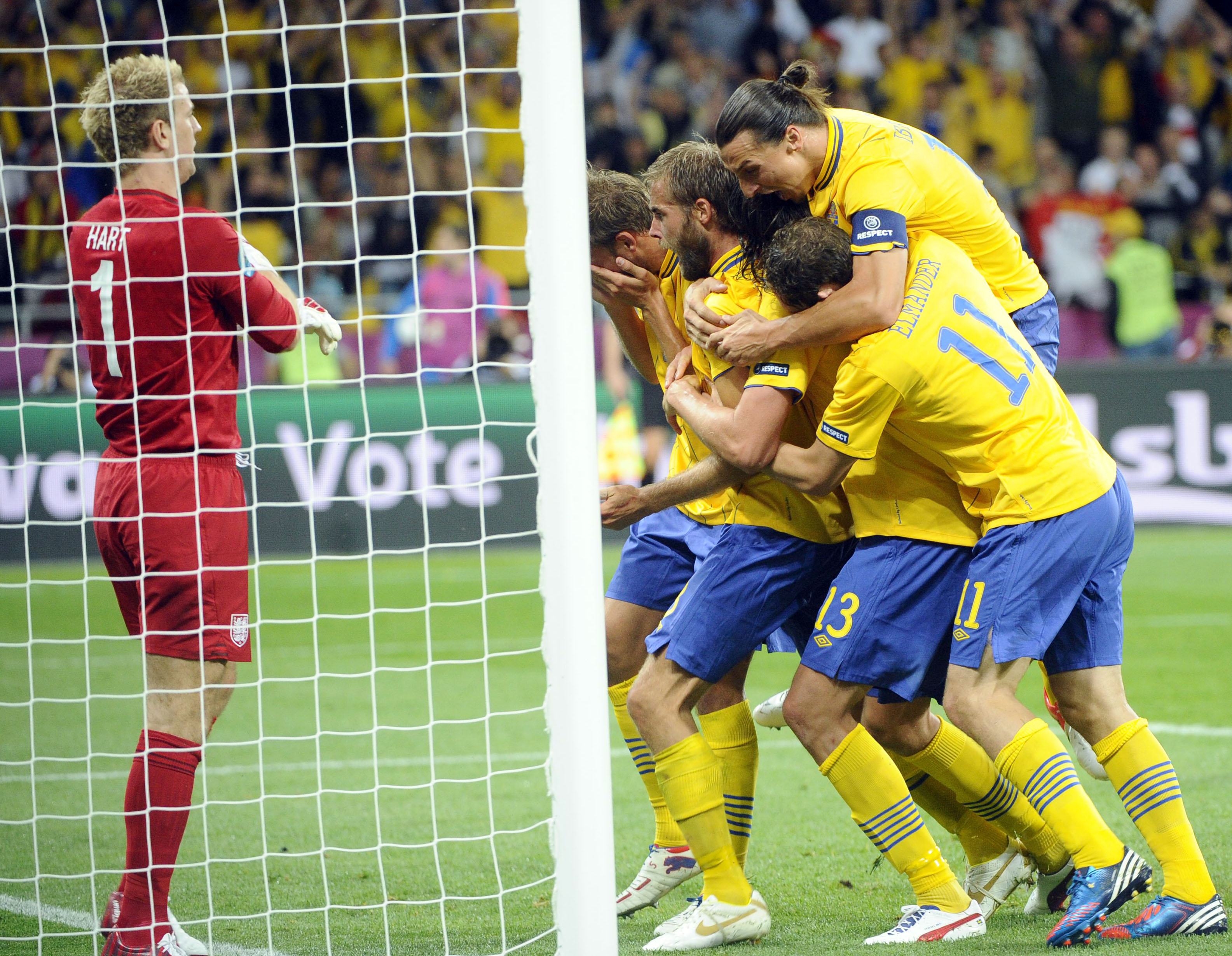 Här jublar Sverige efter 2-1 målet.