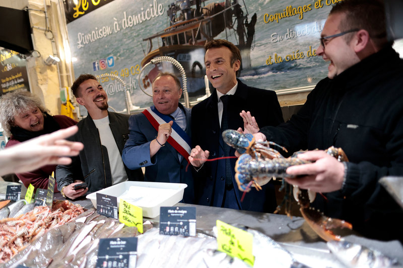 Emmanuel Macron besöker en fiskhandlare i Fouras i västra Frankrike. Bild från i mars.