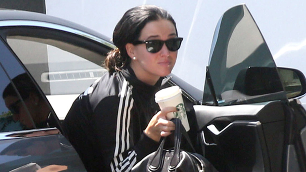Katy Perry är klädd i Adidas från topp till tå och tar en Starbucks-kaffe. 