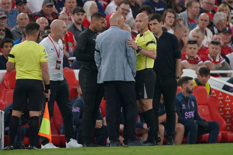 Anthony Taylor samtalade med Liverpools tränare Arne Slot och Bournemouths tränare Andoni Iraola efter rasismen från läktarplats.
