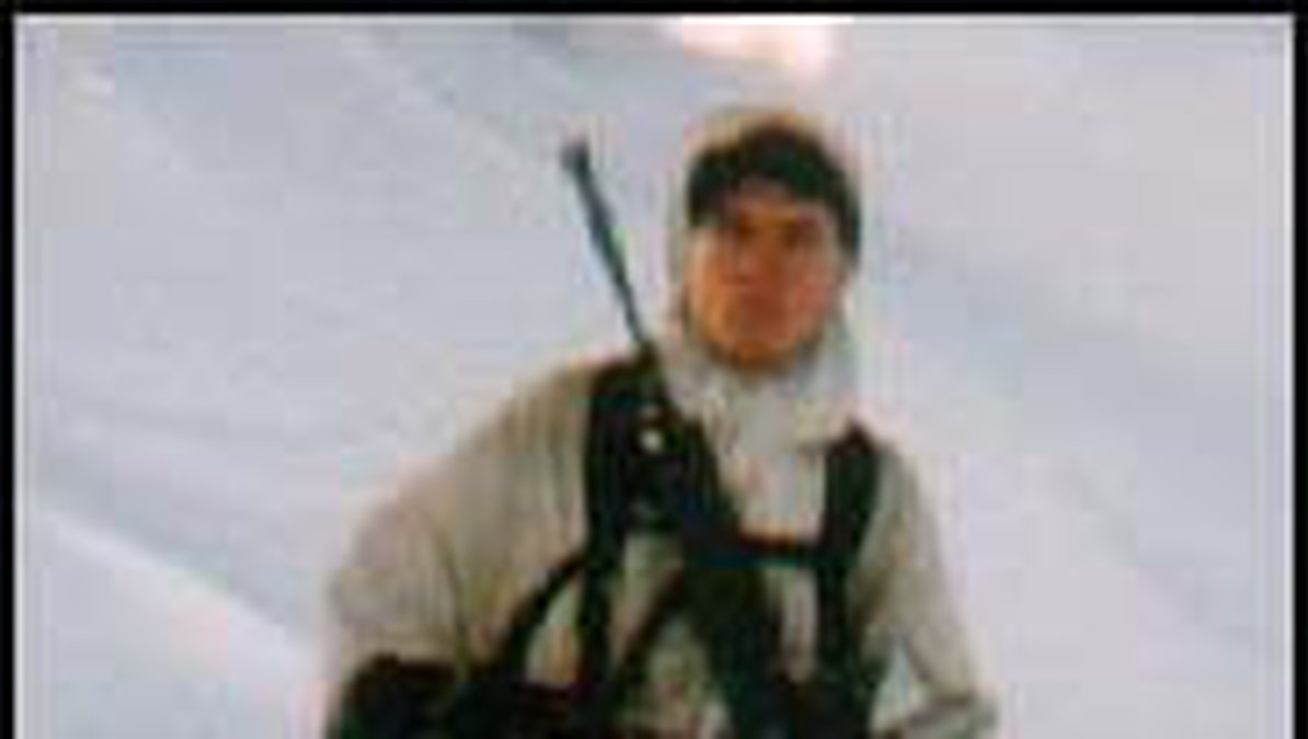Bunkerläkaren med vapen på skidor