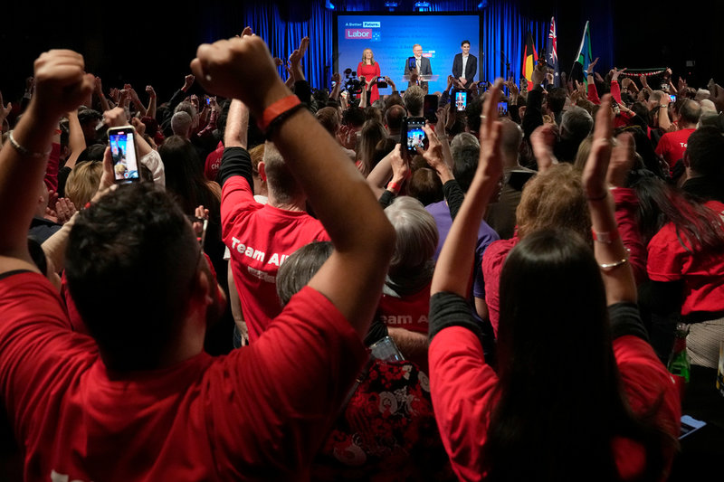 Laboranhängare jublar åt sin ledare Anthony Albanese på partiets valvaka.