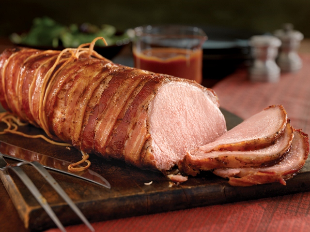 Fläskfilé täckt med ett gudomligt lager av knaprigt bacon. Fläskfilé täckt med ett gudomligt lager av knaprigt bacon.