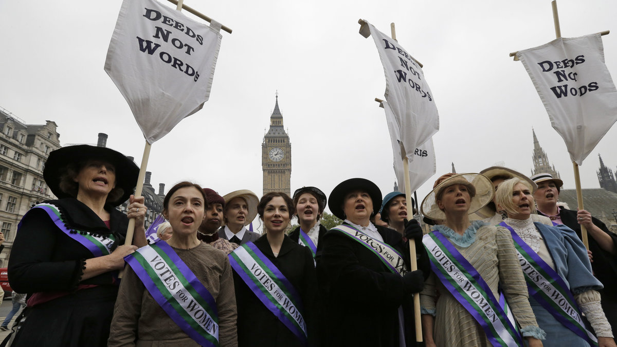 "I slutet av 1800-talet och början av 1900-talet stod suffragetterna upp för kvinnors och mäns lika rösträtt."