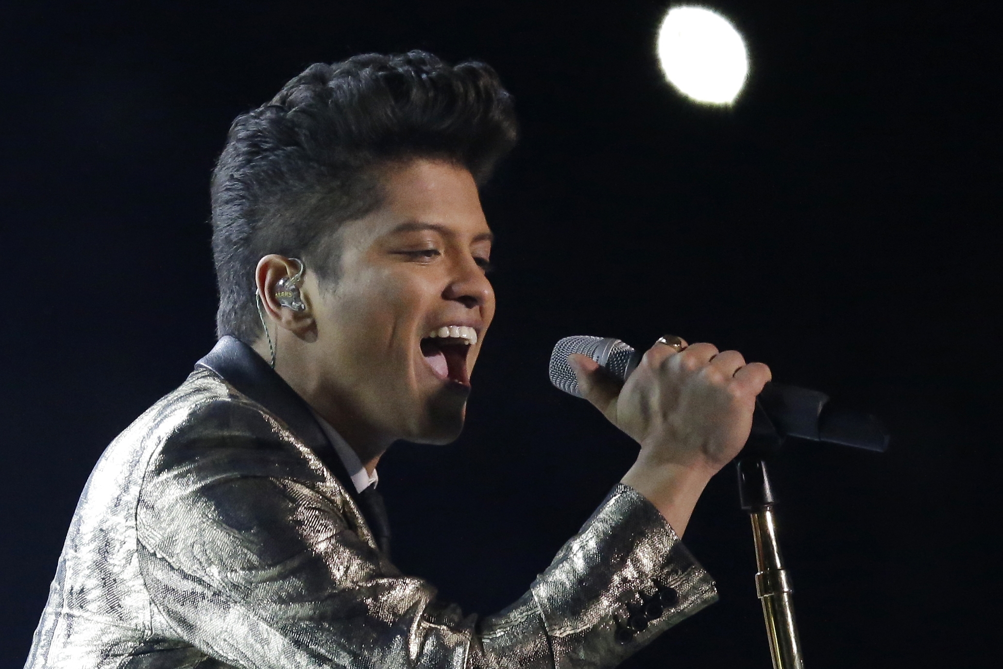 I halvtid uppträdde Bruno Mars. Då ledde Seattle Seahawks med 22–0. Det var enda gången den här säsongen som Denver Broncos blev nollat i en halvlek. I halvtid uppträdde Bruno Mars. Då ledde Seattle Seahawks med 22–0. Det var enda gången den här säsongen som Denver Broncos blev nollat i en halvlek.