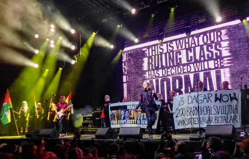 Refused, med sångaren Dennis Lyxzén i mitten, protesterar mot Israels krig i Gaza under sitt uppträdande på torsdagens Way Out West i Göteborg. 