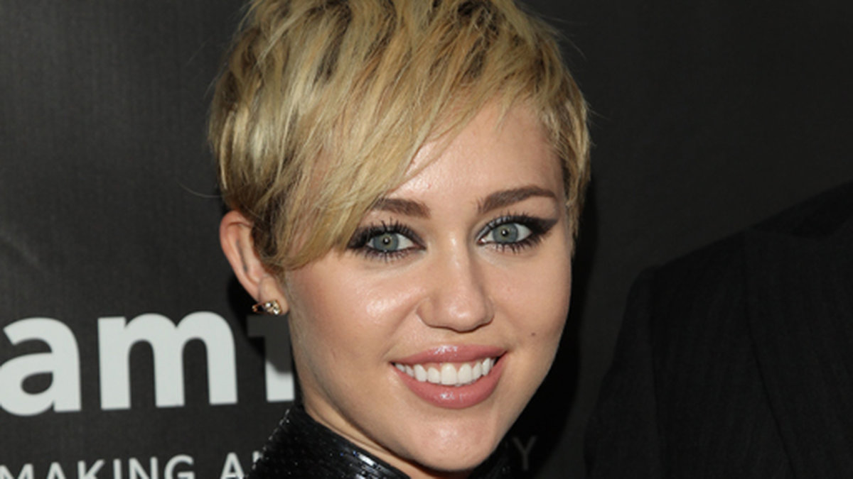Miley Cyrus på amFAR-galan i Los Angeles.