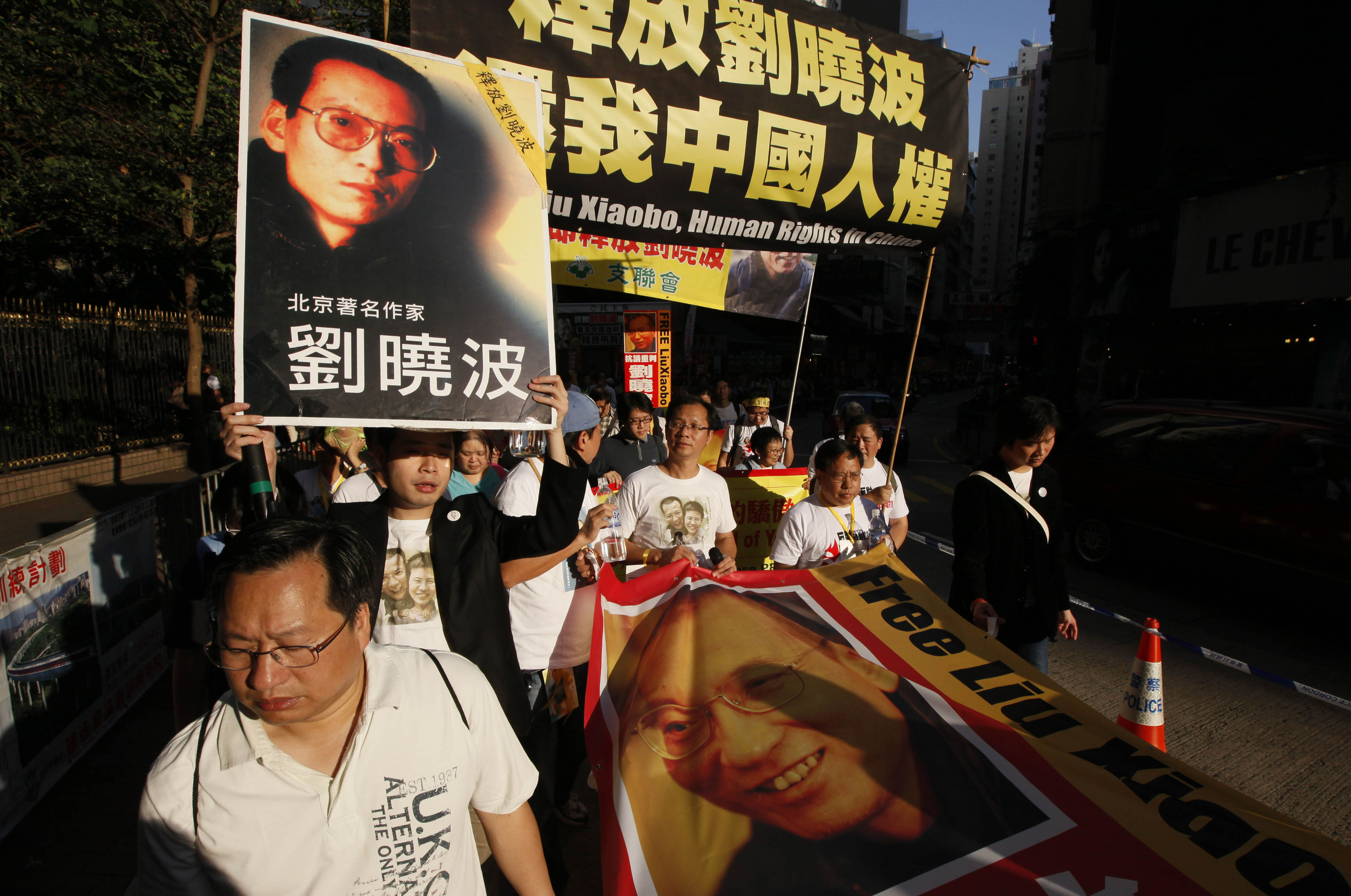 Demonstranter i Hong Kong kräver att Nobelpristagaren Liu Xiaobo släpps fri.