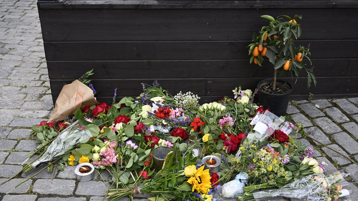 Blommor vid platsen för attentatet vid Donners plats i Visby under Almedalsveckan. Arkivbild.