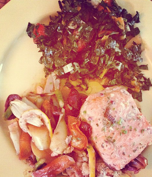 Lunch. Så här äter en supermodell, lite oklart vad det är, men lax kan vi identifiera. Lunch. Så här äter en supermodell, lite oklart vad det är, men lax kan vi identifiera.
