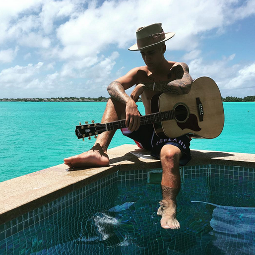 Bieber spelar lite gitarr i solen. Bieber spelar lite gitarr i solen.