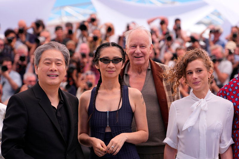 Park Chan-Wook, regissören Chloé Zhao, Stellan Skarsgård och Laura Wandel i Cannes.