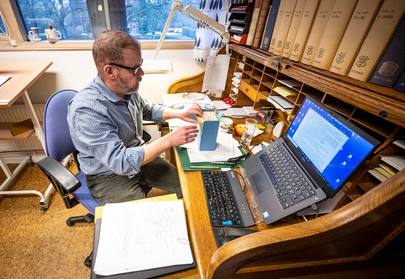 Bo-A Wendt, huvudredaktör, arbetar vid ett skrivbord som specialbyggts med måtten för arkivboxarnas lappar.