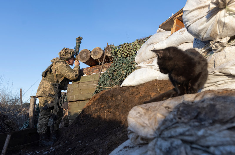 En ukrainsk soldat vid ett skyttevärn i Donetsk i Ukraina. Arkivbild.