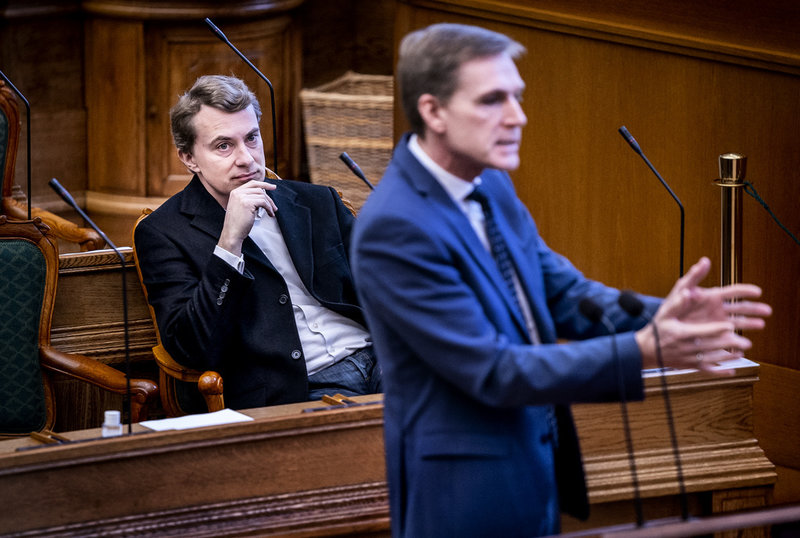 Folketingsledamoten och vice partiledaren Morten Messerschmidt tar över som partiledare efter avgående Kristian Thulesen Dahl, som syns i förgrunden. Arkivbild.