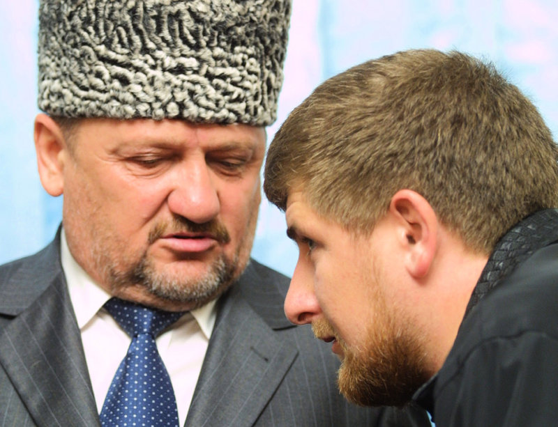 Ramzan Kadyrov, här till höger, fick själv ta över efter det att den hårdföre fadern Achmad Kadyrov, till vänster i bild, mördats 2004. Fotot är taget 2003.