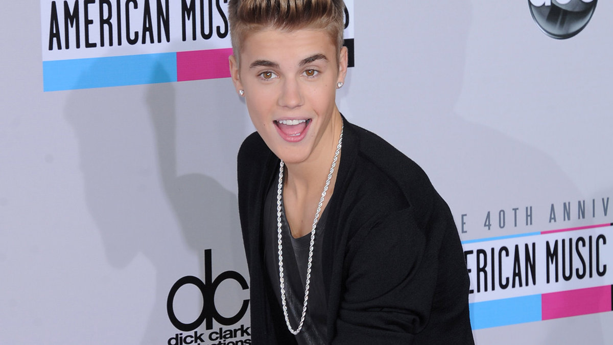 Justin Bieber är nyseparerad från Selena Gomez, men hade ändå råd med ett leende på röda mattan.