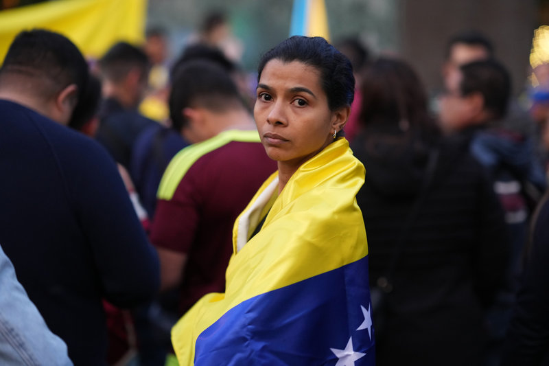 Exilvenezuelaner har samlats runt om i världen efter tillfångatagandet av Nicolás Maduro. Här en kvinna som firar i Guatemalas huvudstad. Bild från i lördags.