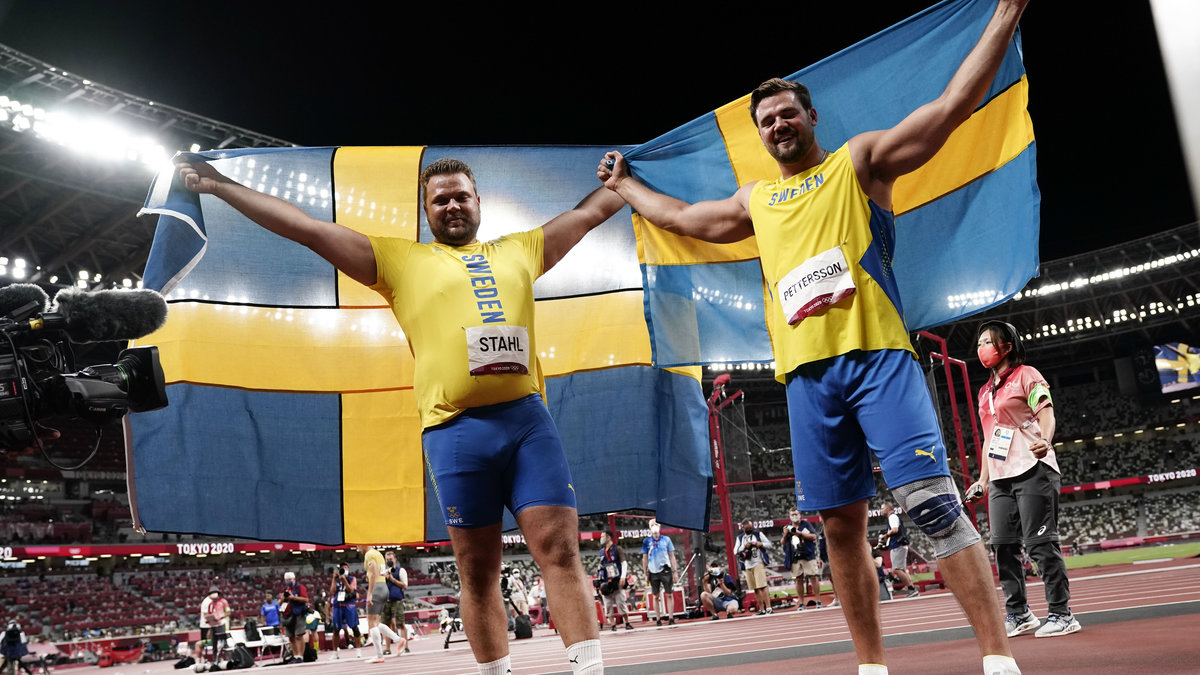 Sveriges Daniel Ståhl och Simon Pettersson firar efter diskusfinalen under sommar-OS i Tokyo.