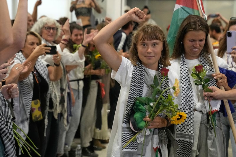 Greta Thunberg på Atens flygplats efter att hon släppts från israeliskt fängelse. Foto: Petros Giannakouris/TT Greta Thunberg på Atens flygplats efter att hon släppts från israeliskt fängelse. Foto: Petros Giannakouris/TT