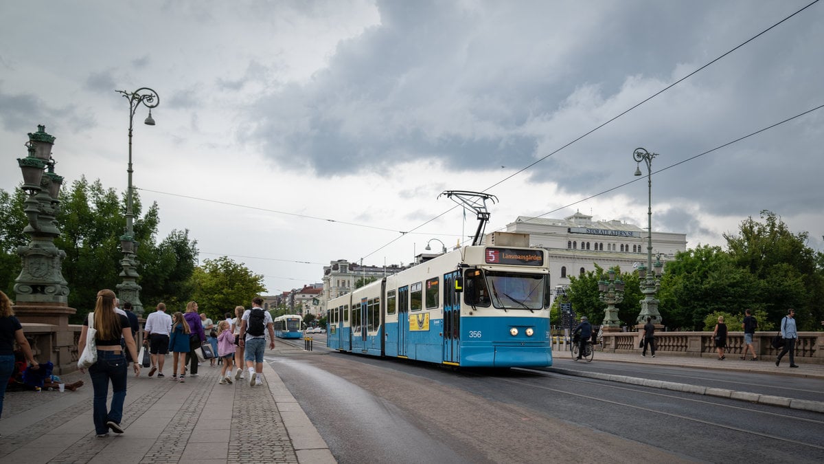 Självkörande buss i krock med spårvagn – under premiärdagen
