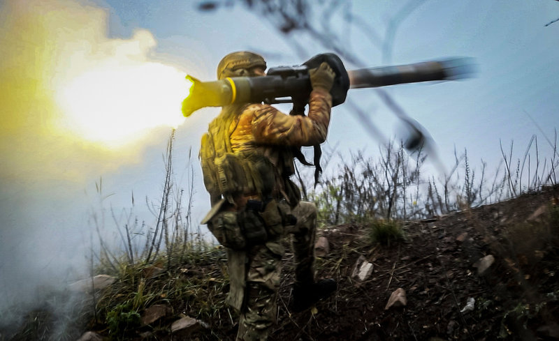 En ukrainsk soldat i Donetsk i torsdags.