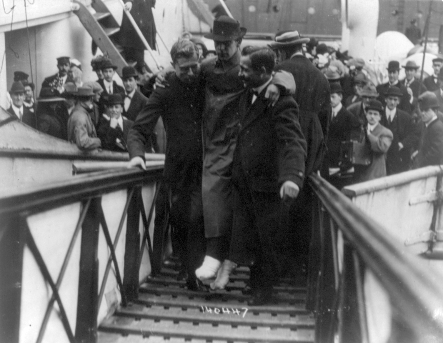 Harold Bride, en av de överlevande som jobbade på Titanic, tas i land. Harold Bride, en av de överlevande som jobbade på Titanic, tas i land.