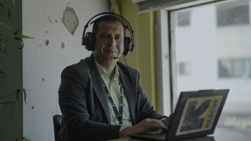 Mohammed Mansour jobbar från ett skadat internetkafé i Gaza stad. Organisationen Rescue arbetar bland annat för att förbättra fysisk och psykisk hälsa i Gaza.