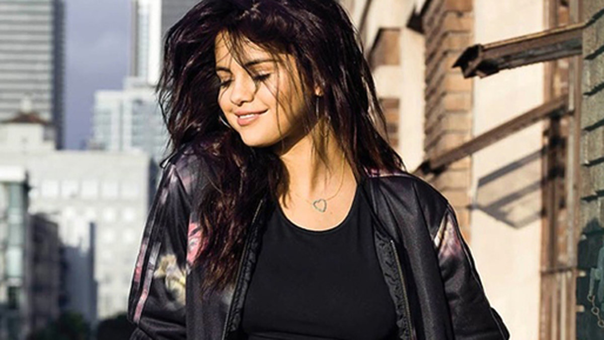 Selena Gomez modellar Adidas sportiga Neo-kollektion.