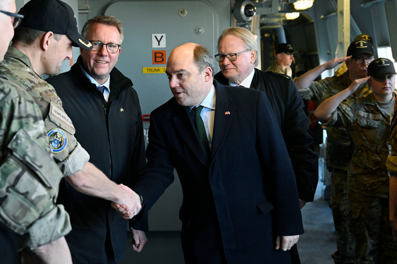 Danmarks försvarsministern Morten Bødskov, den brittiska försvarsministern Ben Wallace och svenska försvarsministern Peter Hultqvist välkomnas ombord på fregatten Niels Juel.