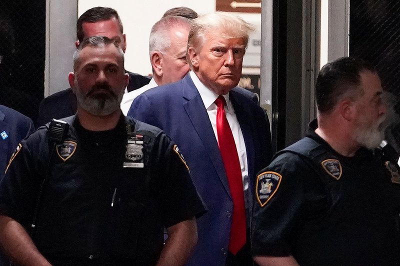 Donald Trump i domstolsbyggnaden.