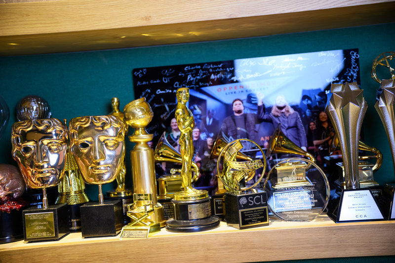 Här lite huller om buller i hans studio hamnar alla priser Ludwig Göransson kammar hem. I mitten står en Oscar och där bakom några amerikanska Grammystatyetter.