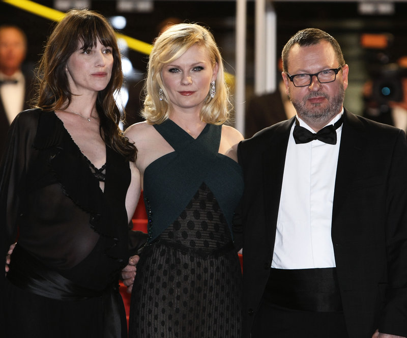 Charlotte Gainsbourg, Kirsten Dunst och Lars Von Trier 2011 när 'Melancholia' visades på filmfestivalen i Cannes. Arkivbild.