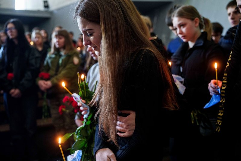 Aljona Zavadska, 16, gråter vid sin pojkväns kista.