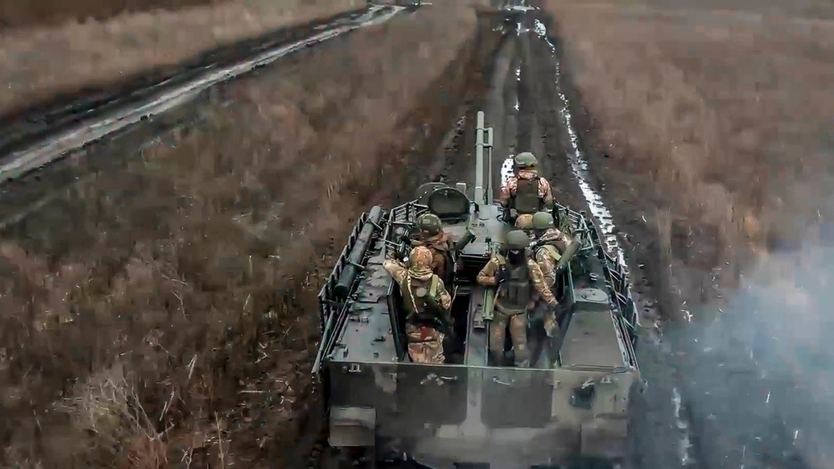 Den här bilden, som har distribuerats av Rysslands försvarsdepartement, visar ryska soldater i ett pansarfordon i Ukraina. Arkivbild.