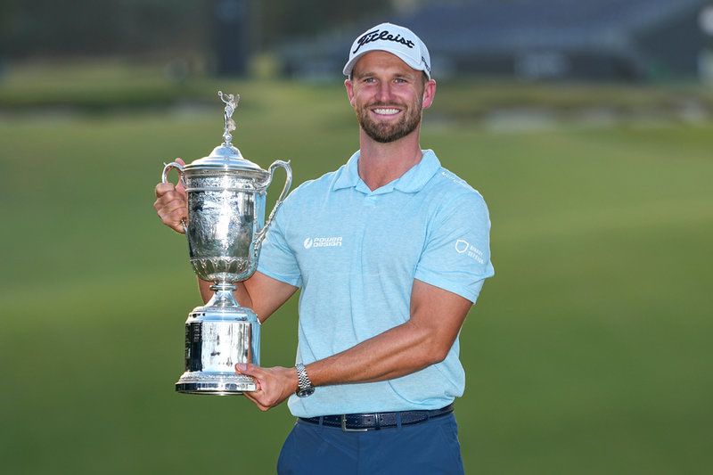 Wyndham Clark Med segerpokalen för US Open.