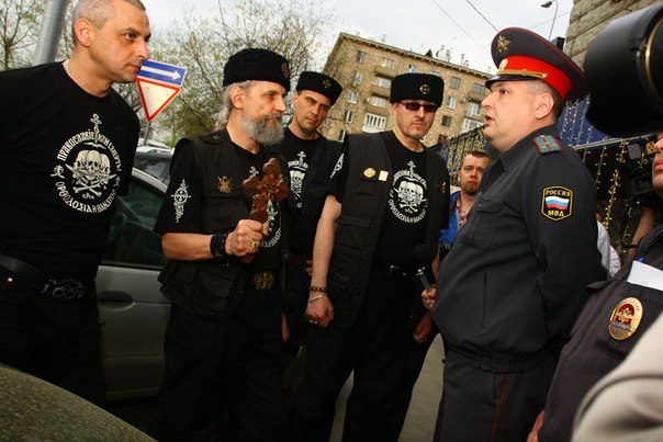 Ortodoxa demonstranter protesterar utanför visningen av filmen Patrik 1,5. 