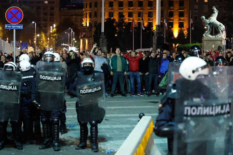Polisen fick gå emellan demonstranter och motdemonstranter på söndagskvällen.