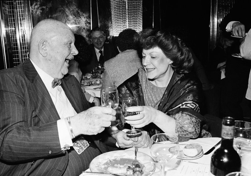 Kocken och tv-personligheten James Beard tillsammans med Regine på hennes klubb Regine's i New York 1978. Arkivbild.